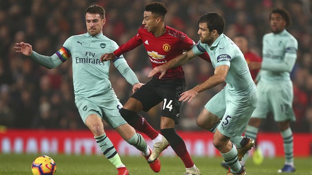 Jesse Lingard z Manchesteru United mezi dvojic Aaron Ramsey a Sokratis (vpravo) z Arsenalu.