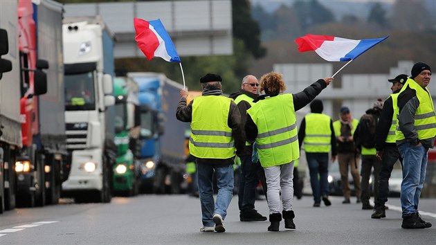 Hnut lutch vest opt demonstruje v Pai a dalch francouzskch mstech proti zvyovn cen pohonnch hmot. (1. prosince 2018)