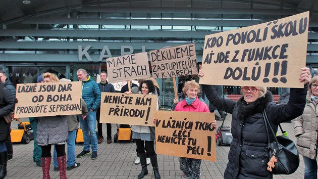 Lidé z okolí letiště si na protest proti plánovanému zřízení letecké školy společnosti F Air na Letišti Karlovy Vary přinesli transparenty a travní sekačky. (3. prosince 2018)