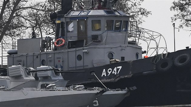 Jedna ze t ukrajinskch lod, kter se stetly s ruskmi u kerskho prlivu v nedli 25. listopadu. Na snmku je viditeln pokozen.