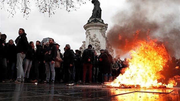 Zaplen odpadkov ko v blzkosti msta, kde stedokolt studenti a mlde protestovali proti plnovanm reformm ve stt