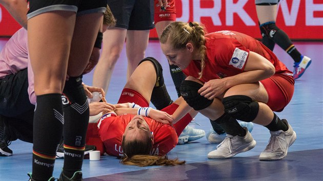 Házenkářka Iveta Luzumová ošetřovaná během utkání s Německem proti mistrovství Evropy.