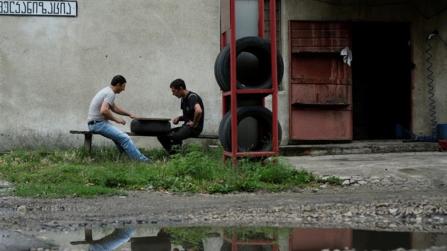 Mui hraj backgammon na ulici v gruznskm tebnm mst Tkibuli. (13. ervence 2018)