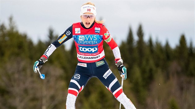 Norka Therese Johaugov m za vtzstvm v zvod na 10 km volnou technikou v Lillehammeru.
