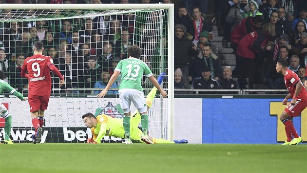 Serge Gnabry z Bayernu Mnichov (vpravo) pekonv branke Brm Jiho Pavlenku (ve lutm).