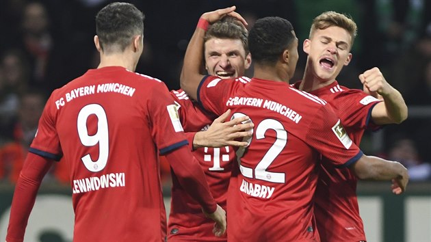 Fotbalist Bayernu Mnichov se raduj z vtznho glu v utkn proti Brmm.