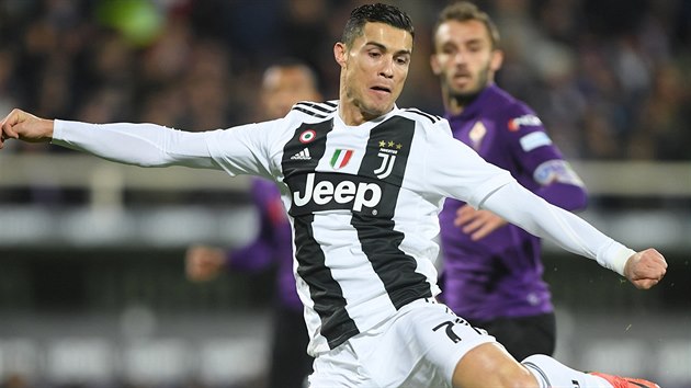 Cristiano Ronaldo z Juventusu napahuje ke stele v utkn proti Fiorentin.