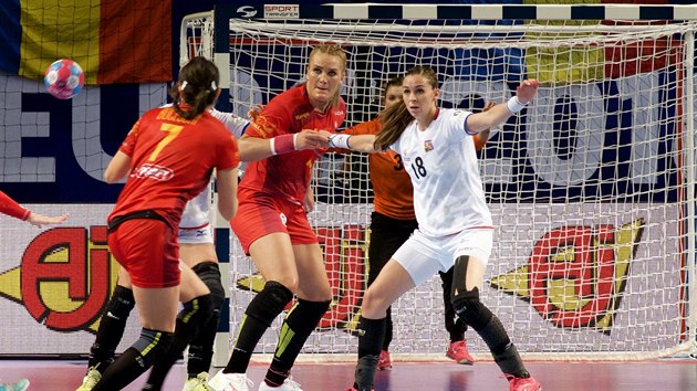 Česká házenkářka Iveta Luzumová (v bílém) se hlásí o přihrávku před brankou Rumunska v úvodním utkání ME v Brestu.