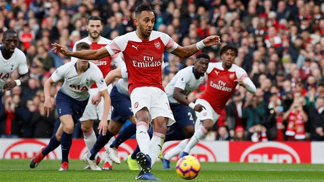 Pierre-Emerick Aubameyang z Arsenalu skruje v utkn s Tottenhamem z pokutovho kopu.