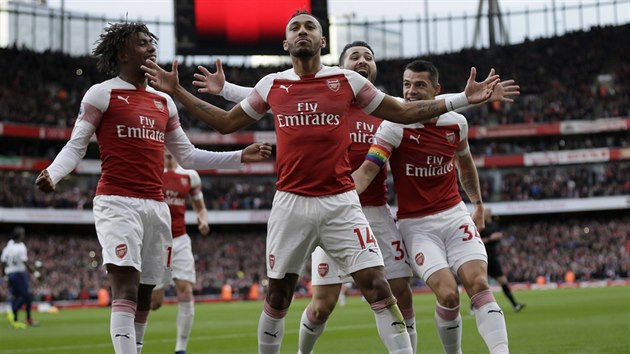 Fotbalist Arsenalu oslavuj branku Pierra-Emericka Aubameyanga v zpase s Tottenhamem.  celebrates with his teammates after scoring his