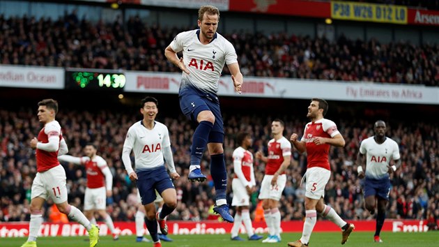 Harry Kane z Tottenhamu (v poped) ve vskoku slav spn zahran pokutov kop v zpase proti Arsenalu.