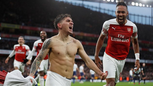 Lucas Torreira z Arsenalu (vlevo) bouliv oslavuje svj zsah ve lgru anglick ligy proti Tottenhamu.