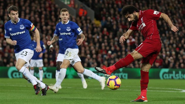 Mohamed Salah z Liverpoolu stl na branku Evertonu.