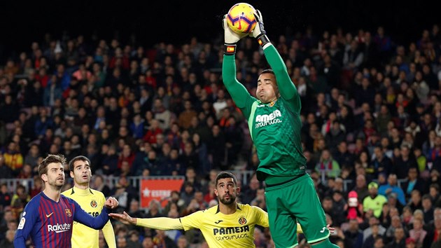 Brank Villarrealu Asenjo zasahuje v utkn s Barcelonou.