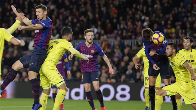 Gerard Piqu� z Barcelony (vpravo) hlavou d�v� g�l do s�t� Villarrealu.