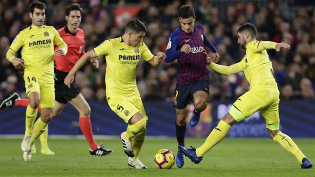 Coutinho z Barcelony (uprosted) klikuje skrz dvojici brncch hr Villarrealu.