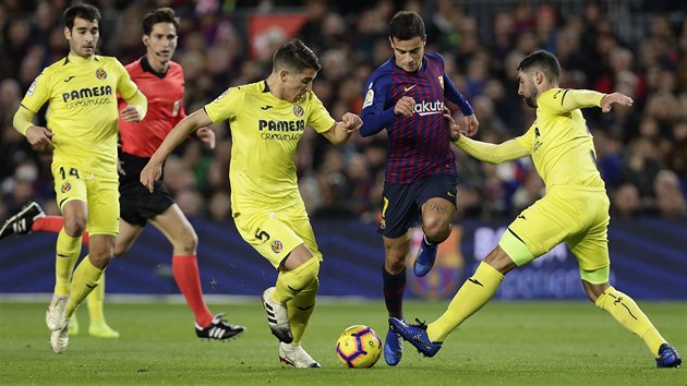 Coutinho z Barcelony (uprost�ed) kli�kuje skrz dvojici br�n�c�ch hr��� Villarrealu.