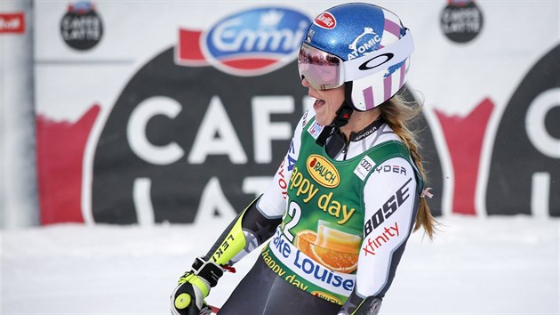 Amerianka Mikaela Shiffrinov se usmv v cli zvodu super-G v Lake Louis.