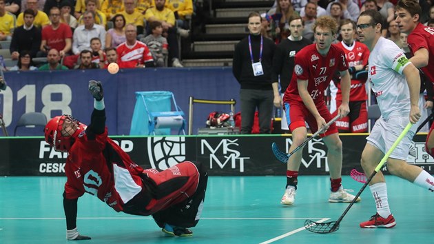 Švýcarský brankář Pa Meier zasahuje v utkání o třetí místo proti Česku.
