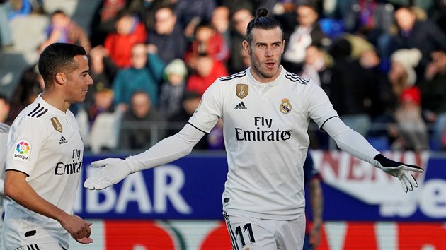 Hr Realu Madrid Gareth Bale (vpravo) se raduje ze sv branky v utkn proti klubu SD Huesca.