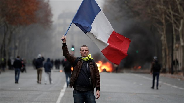 V Paříži se demonstranti soustředí zejména na třídě Champs-Élysées, kde policisté opakovaně použili slzný plyn a kde protestující také zapálili popelnice.