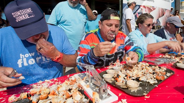 Kdo sní pětadvacet krabů co nejrychleji? Účastníci soutěže Keys Fisheries Stone Crab Eating Contest si s etikou a následky „udržitelného“ sběru krabů hlavu nelámou.