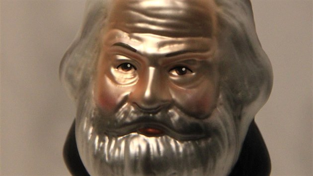 Podobizna nmeckho filozofa Karla Marxe je soust nov vstavy v Nmeckm historickm muzeu v Berln vnovan vnonm ozdobm.