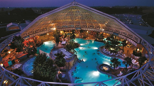 Therme Erding pracuj� se syst�mem posuvn�ch st�ech v jednotliv�ch ��stech l�zn�. 