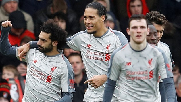 Fotbalist Liverpoolu oslavuj trefu Mohameda Salaha (vlevo).