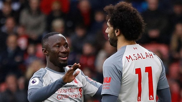 Liverpoolsk Mohamed Salah (vpravo) oslavuje svj gl se spoluhrem Nabym Keitou.