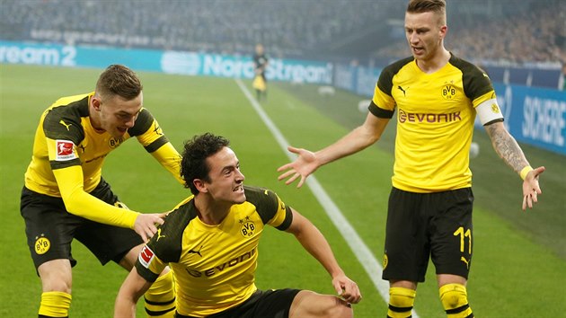 Fotbalist Borussie Dortmund oslavuj gl v utkn proti Schalke. Trefil se Thomas Delaney.