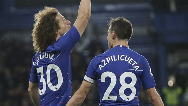 David Luiz, obránce Chelsea, oslavuje spolu s Césarem Azpilicuetou gól do sítě Manchesteru City.