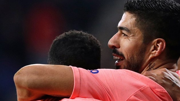 Luis Suarez, tonk Barcelony, oslavuje se spoluhri vstelen gl.