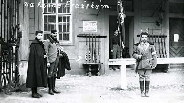 Str tvoen leny Sokola Hradany ped strnic na prvnm ndvo Praskho hradu. (Listopad 1918)