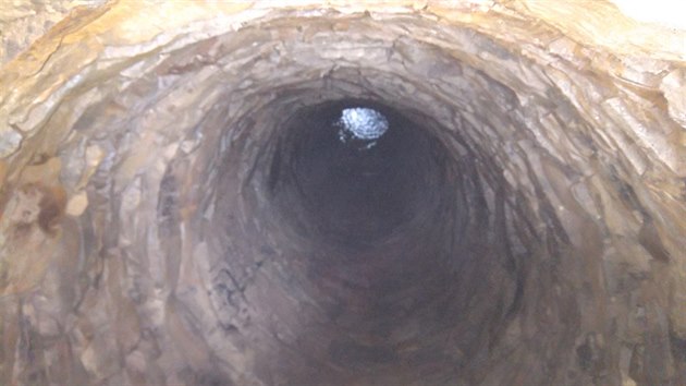 Při výkopových pracích na nádvoří klimkovického zámku se našla historická studna. (3. prosince 2018)