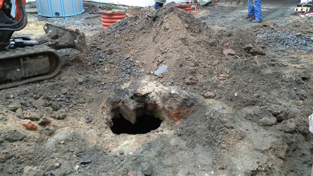 Při výkopových pracích na nádvoří klimkovického zámku se našla historická studna. (3. prosince 2018)