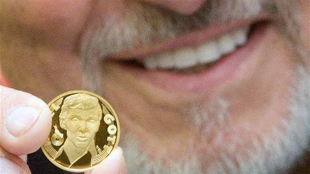 Karel Gott si vyrazil pam�tn� medaili. (5. prosince 2018)