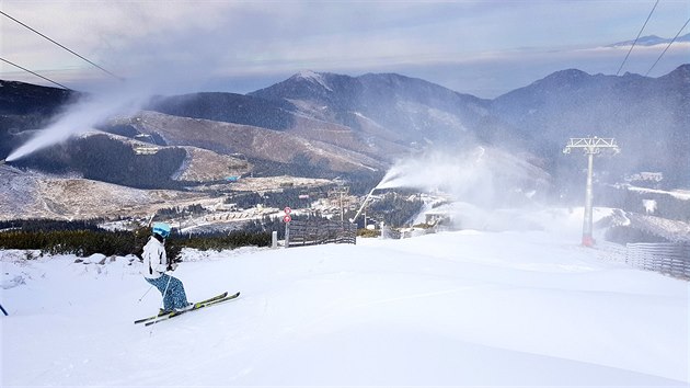 Sjezdovka z vrcholku Chopku na Priehybu je zatm uzaven. Vyuvaj ji jen skialpinist a ojedinl lyai, kte nerespektuj zkaz.