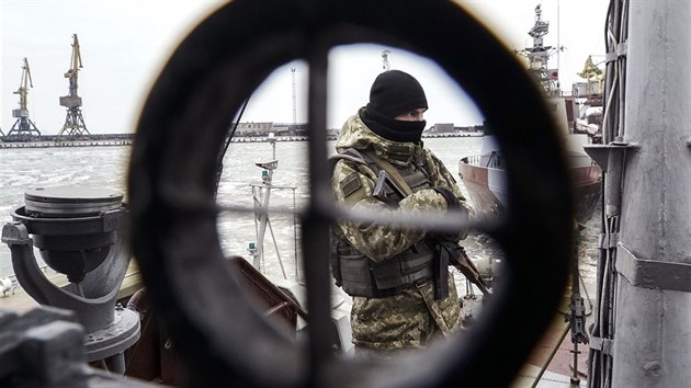len ukrajinsk poben stre hldkuje na lodi nedaleko pstavu Mariupol v Azovskm moi. (3. prosince 2018)