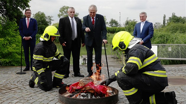 Mluvčí prezidenta republiky Jiří Ovčáček sleduje pálení rudých trenek umělecké skupiny Ztohoven. (14. června 2018)