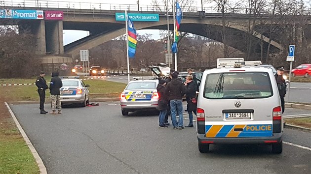 Pi bn silnin kontrole v ulici Strakonick policist zastavili idie automobilu, jeho spolujezdec pot spolykal velk mnostv drog (9. 12. 2018).