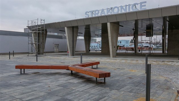 Nov terminl ve Strakonicch propoj vlakov i autobusov ndra.