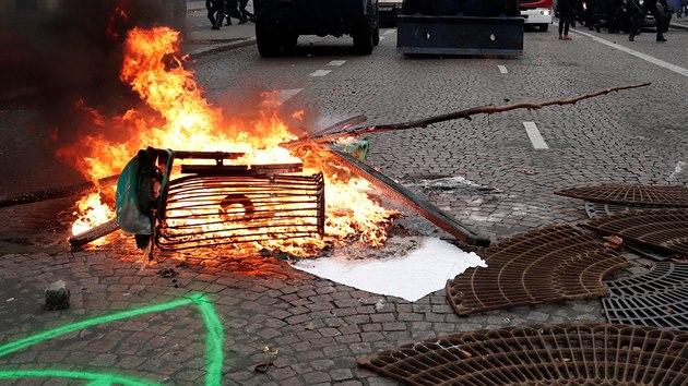 Ve Francii vypukly 8. 12. dal nsiln protesty. Policie v centru Pae nedaleko bulvru Champs-lyses proti astnkm protestu hnut lutch vest pouila slzn plyn.