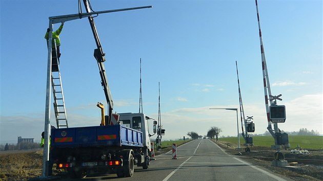 eleznin pejezdy na hlavnm tahu ze Svitav na Hlinsko maj nejen nov zvory, ale pibyly i konstrukce pro kamerov systm.