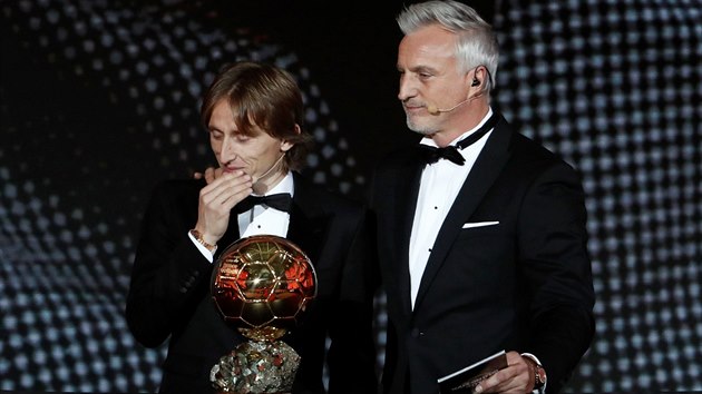 Bval fotbalista David Ginola  (vlevo) a chorvatsk zlonk Luka Modri pot, co pevzal Zlat m pro nejlepho fotbalistu planety.