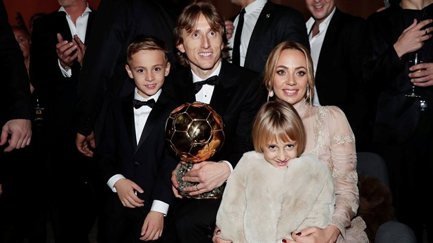 Luka Modri se svou rodinou pot, co pevzal Zlat m za rok 2018.