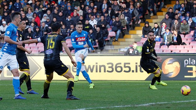 Polsk zlonk Piotr Zielinski z Neapole stl na brnu Frosinone v ligovm utkn a stl gl.