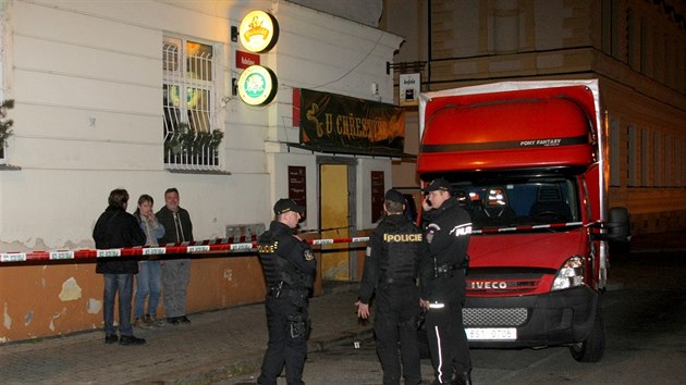 Policie vyšetřuje pobodání muže v Jablonského ulici v Plzni. (7. prosince 2018)