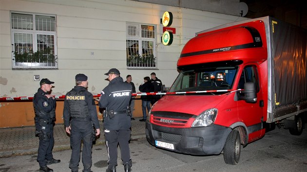 Policie vyšetřuje pobodání muže v Jablonského ulici v Plzni. (7. prosince 2018)