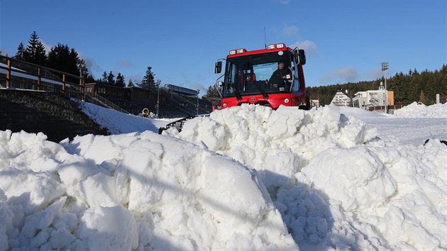 Ve Vysočina Areně začala příprava tratí pro biatlonový Světový pohár. Zatím z parkoviště a od čtvrtka i z obřího zásobníku je na ně třeba navézt celkem 1400 plně naložených tatrovek sněhu.